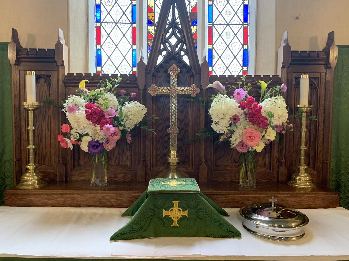 August 4, 2024, flowers on the altar were placed in loving memory of Steven Ramey from Kingsley, Jane & Family. The arrangements included a mixture of roses, hydrangea, zinnias, cosmos, lisianthus, calla lilies and various greenery.
